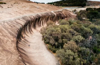 why is wave rock so big